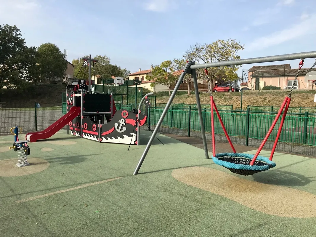 L'aire de loisirs Geneviève et Auguste Ladurantie : jeux pour enfants et balançoire